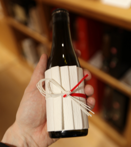 This hanamusubi allows one handed opening of the knot for round objects... like sake bottles (!)