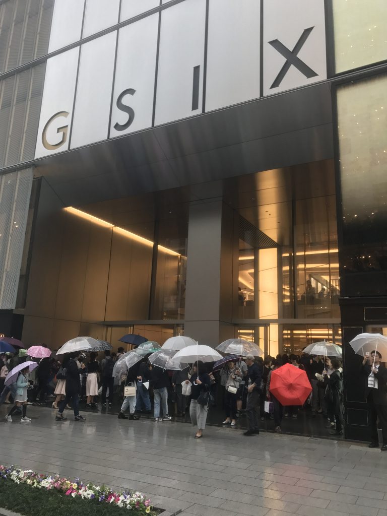 Ginza Six is popular even in the rain!